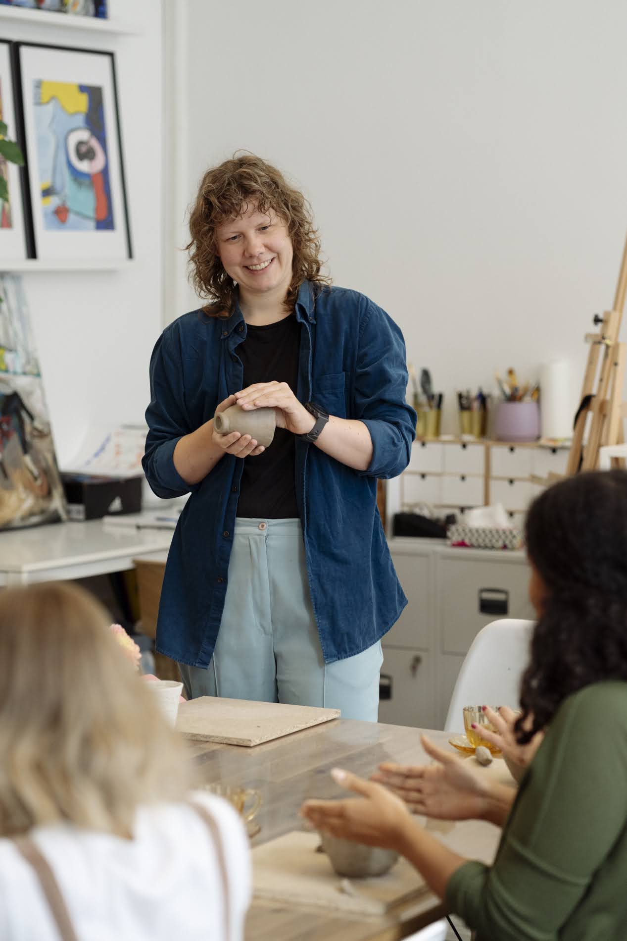 Sarah von hartleib ceramics gibt einen achtsamen Töpferworkshop